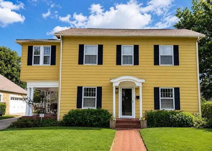 Yellow House Near Cherry St & Utica Square *